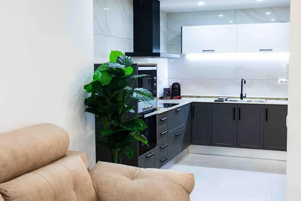 Modern 3-Bed Apartment In Heart Of Torremolinos Spanien